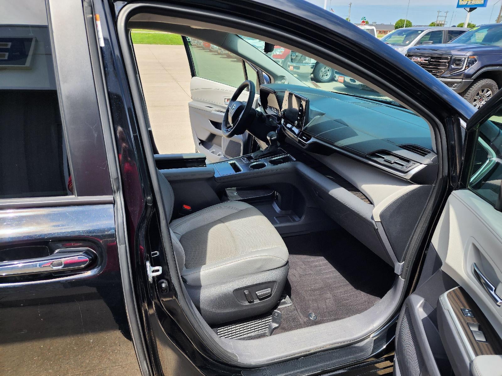 2023 Toyota Sienna Limited
